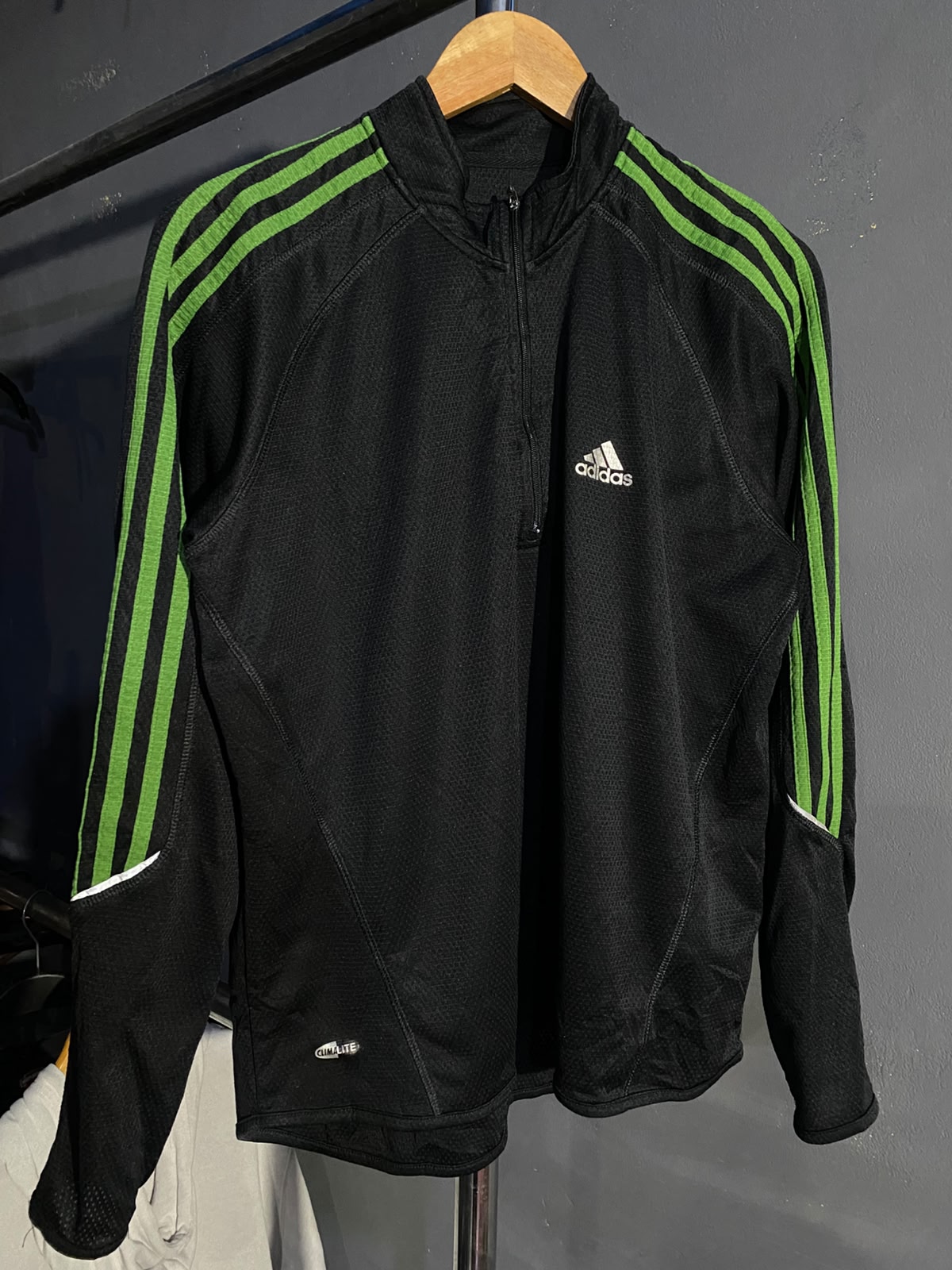 CASACA ADIDAS NEGRA LINEAS VERDES
